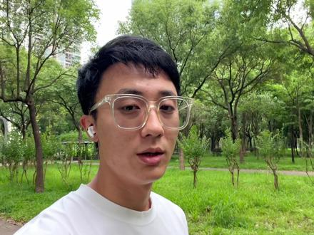 分享一种新的跨 #Agents 状态共享方案。
现在所有其他的解决方案,都在用「共享记忆」的思路——把项目总结存进知识库,下次再 #RAG 但实际开发中,没人真这么干——大家都在手动做 session 管理,这本质上是在做「共享状态」。
「共享记忆」是让 AI 回忆过去,而「共享状态」是直接让 AI回到过去。为了把后者打通,我写了一个开源工具 opal-bridge,让 #ClaudeCode 和 #Codex 之间能无缝共享状态,相互 /resume。
#Openclaw
