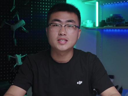 大疆遥控器怎么选?#DJIRC #大疆 带屏遥控器最大的2个优势1.不需要连接手机,也不会因为来电等影响操作,更方便。2.亮度高,虽然部分手机最高亮度比较高,但是在户外飞行时手机温度升高会强制降低屏幕亮度,导致屏幕看不清。