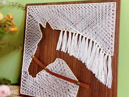 用钉子和木板diy马年装饰画 🎈马年就要有小马相伴,快动手自制一个马年新年装饰画吧~
🎉马到成功~马上有福…
#宝藏生活家企划 #我家的年味布置已就位 #让年味住进家#一人一件宝藏好物 #想看看给宝贝的新年织物