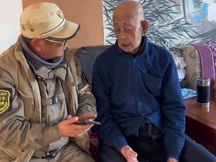 东天山骆驼队行程圆满结束,蒋队长回来首次见父亲,所有队员、骆驼、马、狗,安全带回来了!给父亲报平安。#东天山骆驼队 #东天山来的骆驼队 #骆驼队