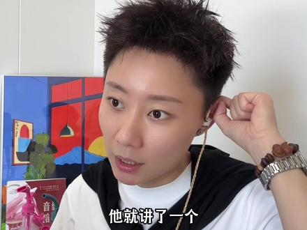 蔡徐坤的《Colder》Mv太精彩了 诸多细节可深思啊… 蔡徐坤曾说:“你喜欢的人,都会折射出你自己的样子”。
在镜像心理学看来,那个雪人就是他“纯粹自我”的投射。
钓上来的“断臂”是他割舍的软肋,被围堵的“猎人”是外界的恶。他最终选择带着残缺的雪人回到极寒之地,不是因为失败,而是为了守护那份不被世俗同化的初心❤️ 如果是你,你会留在温暖的平庸里,还是抱起雪人走向荒原?
#蔡徐坤Colder #KUN #reaction #蔡徐坤 #青年创作者成长计划