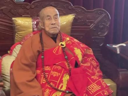 营口楞严禅寺法主大德圆山长老108岁安详圆寂
虔诚跪拜、念佛回向
送师爷最后一程
感念大德一生弘法利生,普度众生
祈愿长老安然涅槃,往生极乐净土,佛光普照千秋
南无阿弥陀佛🙏🙏🙏