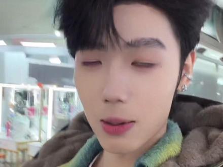 1.29萝卜个播|笑点密集 出个合集大家娱乐一下😆
#喜悦X #喜悦X萝卜 #节目效果 #内容太过真实 #搞笑
@X-🥕萝卜🥕(喜悦)