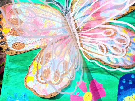 春日创意美术🦋会飞的蝴蝶太治愈了 春天怎么能少了翩翩起舞的蝴蝶~小朋友超爱💛
🌿准备材料
油画框|丙烯颜料|丙烯马克笔
画笔|双面胶|剪刀|透明胶片纸
✨制作步骤
1. 给油画框铺满绿油油春色背景,放一旁晾干
2. 卡纸上画半只蝴蝶翅膀的轮廓,自己DIY涂色后对折秒变对称高颜值蝴蝶🦋
3. 晾干后剪下蝴蝶外形贴在画板上
4. 用透明胶片纸描边剪下,贴在蝴蝶上翅膀立刻就能“飞舞”超灵动
5. 最后添上几朵小花点缀,氛围感拉满
成品摆在桌上超好看
春天的氛围感直接拉满🌷
亲子时光安排上~
#创意美术 #亲子手工 #春日手工 #手工DIY #幼儿园手工