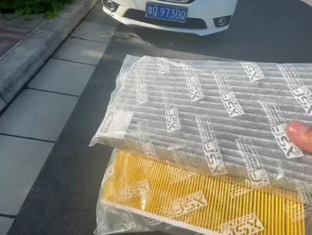 日产的空调滤芯一般是一年或者一万多公里更换一次,如果去四s店换,这又是一笔不小的支出,我们完全可以自己动手更换。首先打开副驾驶前面的储物箱,右下角这个拨杆往外拨,然后箱子两边往里面按压一下,再用两只手托住箱子。就可以取下来,看到这个盖子盖住的就是空调滤芯的位置,把盖子取下,然后就可以抽出原车的空调滤芯,再换上新的空调滤芯。活性炭空调滤芯可以有效净化异味,给他装回原车空调滤芯的卡槽,最后把盖子盖上去就更换完成了,装回储物盒。发动机旁边这个位置就是空气滤芯,掰开两边卡子后把这个外壳拿下,取出旧的空气滤芯,把新的滤芯装进去,把卡子扣好就可以了,非常简单,这样又能省个几百块。#日产空调滤芯 #日产空气滤芯 #日产轩逸