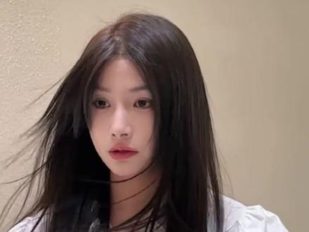 推荐五款减龄气质长直发,搭配显白发色,美美的发型,如果你还没有找到适合的发型,我在#安阳觅苏里造型 等你#同城性价比高的理发店推荐 #心动五一丽人推荐 #适合女生的显白发色推荐 #减龄锁骨发