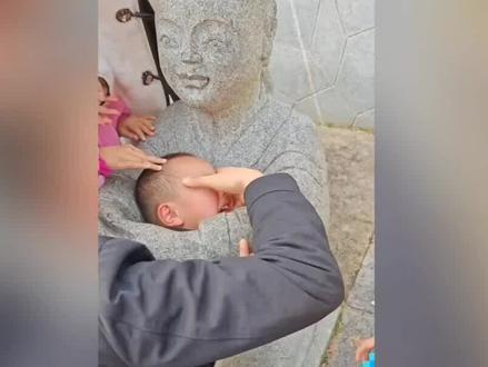 3岁“熊孩子”头卡石像怀中,评论区笑不活了