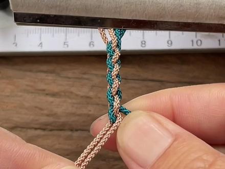 四股辫慢动作分解教程#编绳教程 #四股编 #纯手工编绳 #手绳#零基础教程 @DOU+小助手