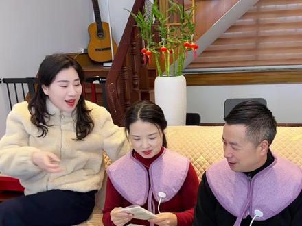 给公婆安排的这个热敷包,真的选对了! 加大加宽的尺寸,铺在肩上,腰上、腿上都刚刚好。里面装的是满满的海盐,还贴心送了艾草包,插上电就能用,一点不麻烦。高低档温度能调,敷上几分钟就暖乎乎的,公婆用了直夸舒服,家里老人都能闭眼入!#婆媳 #热敷包电加热盐袋 #加大加宽 #海盐 #温度可调节 @雨情一家人(二胎孕中期)