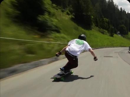 你绝对不会想到滑板竟然能够达到140时速#危险动作请勿模仿 #极限运动 #极速滑板 #长板速降