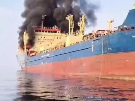 中东航运突变,港口绕行、订舱暂停,船公司紧急绕行! 中东航运突变,港口绕行、订舱暂停,船公司紧急绕行!
全球物流航运再迎风暴!!#霍尔木兹海峡关闭 #以色列和伊朗 #中东 #国际物流 #杰贝阿里港