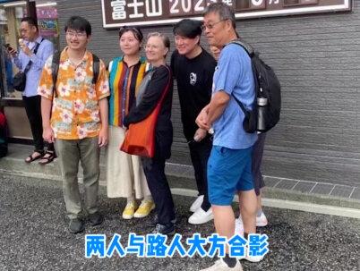 周华健带妻子出游,贴心照顾尽显爱意,老婆头发花白像是两代人