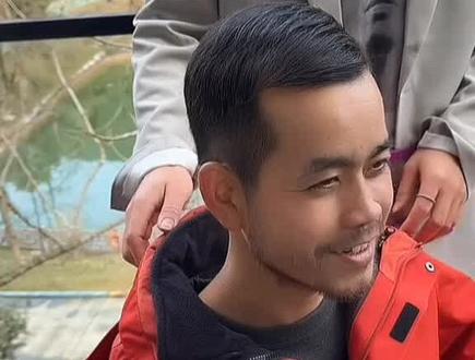 韦山的发型老帅了!#老六荒野 #张家界七星山 #张家界七星山骆驼杯荒野求生 #荒野求生