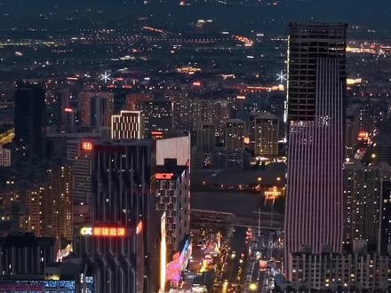 人生新体验!打卡阿勒泰花少同款冰浮
-
谁和我一样👉刷到“冰上龙虾”的视频就心痒,但又怕冬天去新疆太冷太折腾?
其实完全不用担心!
-
🙋♀️这条爆火的冰浮+北疆8天路线⬇️
每天一个精华体验,6人小团+头等舱车,人均4k+就能躺进碎冰河面、住进雪中小木屋,阿勒泰的冬天真的能玩出花!
-
𝑫𝒂𝒚𝟏:出发地→乌鲁木齐(24h接机)
𝑫𝒂𝒚𝟐:乌鲁木齐→S21沙漠公路→🦞冰浮初体验→阿勒泰
𝑫𝒂𝒚𝟑:阿勒泰→喀纳斯湖→雾凇雪景→住雪景木屋
𝑫𝒂𝒚𝟒:喀纳斯三湾→禾木村→滑雪+篝火晚会→住禾木木屋
𝑫𝒂𝒚𝟓:禾木晨雾→自由活动→轻旅拍→克拉玛依
𝑫𝒂𝒚𝟔:克拉玛依→赛里木湖环湖→围炉煮茶→UTV越野→住赛湖
𝑫𝒂𝒚𝟕:二进赛里木湖→月亮湾漫步→乌鲁木齐
𝑫𝒂𝒚𝟖:乌鲁木齐→温暖返程(24h送机)
-
🦞 冰浮体验指南
💡 费用:300/人,含装备、热茶、小食、休息室,体验约20-30分钟
💡 条件:身高152-195cm,体重240斤以下,无心脑血管基础疾病
💡 拍摄:晴天赠送无人机航拍,风雪天提供地面/冰面跟拍
-
⛄️ 每天都有不同体验
✅ 冰浮新玩法:躺进阿勒泰碎冰河,当一回“冰上龙虾”,赠热茶小食+无人机跟拍
✅ 雪境沉浸打卡:喀纳斯雾凇漫行、禾木滑雪看星空、赛里木湖追蓝冰日落
✅ 大片轻松拿捏:随车配单反+无人机,冰面、雪原、木屋机位全指导
✅ 冬日活动拉满:泼水成冰、马拉爬犁、雪地UTV、篝火晚会…不怕你没得玩
-
🥇 为什么选我们?
✅ 2–6人精品小团,不赶路不扎堆
✅ 1+1头等舱,配备雪地胎+防滑链,长途舒适,雪路安心
✅ 禾木&喀纳斯雪景木屋+赛里木湖野奢营地+乌鲁木齐五钻酒店
✅ 冰浮、住宿、门票、用车、旅拍、保险全含,无隐形消费
-
#冰浮 #旅行推荐官 #阿勒泰 #新疆旅游攻略 #新疆