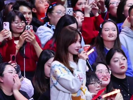 黄霄云今天特意来看杰哥演唱会,还抽走了黄金小北币,真的好幸运#张杰#张杰演唱会#张杰未live曜北斗巡回演唱会#黄霄云