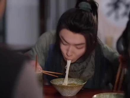 #郝熠然 这个镜头刷到过,当时还说胃口挺大的清纯小灵妖。可是不熟悉女主没看下去。