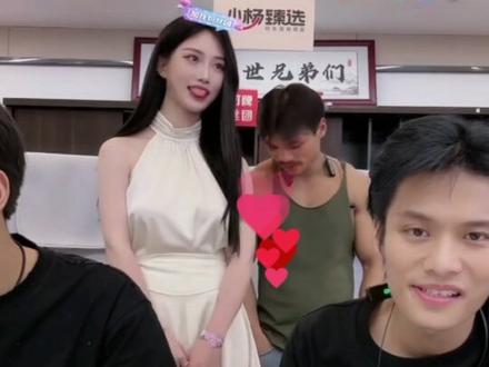 我太爱看美女了,记忆中小杨哥直播间的那些让人惊叹的美女品牌方,你pick谁呢?#小杨哥直播回放 #大小杨哥 #这谁顶得住啊 #疯狂小杨哥直播回放 #结尾有惊喜