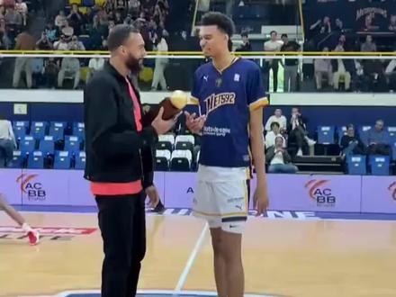 季后赛开赛,文班亚马接过mvp奖杯,戈贝尔官方身高2.16#文班亚马 #马刺 #篮球🏀 #戈贝尔 #nba