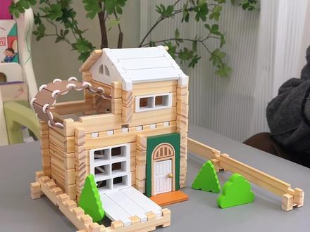 创造力爆棚的小小建筑师啊。不用一钉一绳就能将这些零散的木块,组成一个小木屋,因为它采用的是榫卯结构啊。#积木搭建#益智玩具#搭积木#榫卯结构#动手动脑