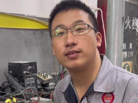 修理厂的同行和大众车主一定要看完。大众速腾车主邮过来ABS泵,故障现象仪表ABS防滑手刹故障灯亮,故障代码01130ABS操作不可信信号,直接维修ABS电脑更换一个小小的芯片#大众速腾 #大众abs电脑维修 #汽修人 #汽车保养与维修 #大众