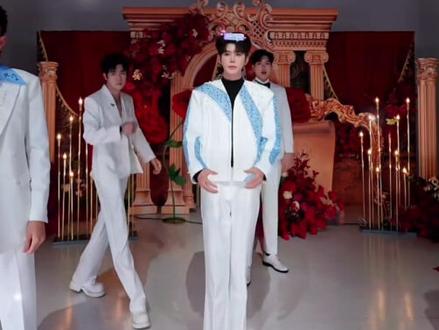 #鲸渝101 #龙浩天 #男团 情人节开场舞 ✉+❤=💌
*ଘ(•༝•)੭̸♡♡
这份爱任何时刻你打开都新鲜 #舞者#顾星予