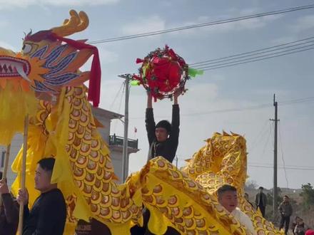 望江长岭龙山村周家大屋龙灯紧锣密鼓训练中,新春倒计时,队员们日日夜夜努力,恰如《诗经》所言“夙夜在公”,热气腾腾迎新岁!#2026我的新春vlog #热气腾腾中国年 #抖音新春联欢会 #望江方言 #我给老家送年货 @DOU+小助手