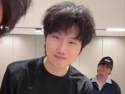 感觉酷腾两口子完全把高超高越当孩子养..
#五花八们直播 #五花八门 #双高胎 #酷酷的滕