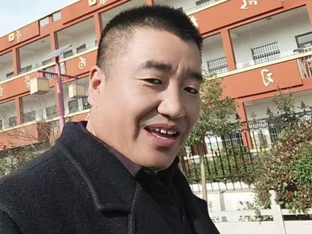 当我变成“僵尸老爸”,操场成了最暖的治愈场所 这场趣味运动会,藏着教育最动人的模样。学生项目结束后,平日里站在讲台前严肃讲课的老师,突然变了样:有人夹着纸片、顶着纸杯,迈着小心翼翼又忍不住摇晃的步子,活像“笨拙的机器人”;有人蒙着眼原地踏步,明明想走直线,却歪歪扭扭差点撞到同伴——台下的学生笑得前仰后合,掌声和欢呼声差点掀翻操场。
最让人心里一暖的,是那个被网友叫做“僵尸老爸”的我。夹纸顶杯时努力保持平衡的样子,或许不够优雅,甚至带着点滑稽,可在学生眼里,这比任何说教都管用。原来那个平时关注他们成绩、操心他们心理的我,也会有这样“接地气”的一面;原来老师不只是“传道授业”的角色,也能是陪他们疯、陪他们笑的“大朋友”。
这哪里是简单的运动会?分明是一场无声的心理疗愈。学生们在笑声里,看到了老师卸下“严肃面具”后的真性情,那些课本外的距离感悄悄融化了;积压在心里的学习压力、青春期的小烦恼,随着笑声被轻轻释放。当老师愿意放下架子,和学生站在同一片操场“扮滑稽”,这种平等的快乐,本身就是最好的心理疏导。
有这样老师,难怪能治愈那么多孩子的情绪。他们用最朴素的方式告诉学生:学校不只有分数和排名,还有可以放肆笑的瞬间;成长不只有紧绷的神经,还有老师愿意陪你“幼稚”的温暖。
这场运动会最珍贵的,或许就是让学生明白:那些为他们操心学业、关注他们心理的人,其实一直在用自己的方式,悄悄守护着他们的快乐。而这份快乐,会变成教室里更专注的眼神,变成学习时更轻松的心态——毕竟,被温暖过的心灵,总能更有力量向前走。#老爸爆改植物大战僵尸 @爱吃酱香饼