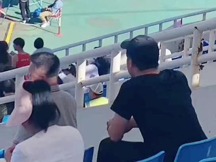 4*100米,我抽的第4道,很完美😍,我们的第一棒蹲地式起跑很专业吧,我是第三棒大步追的很快哈,感觉没跑够就交棒了😂😂😂#运动会 #田径的魅力 #传递奔跑的力量