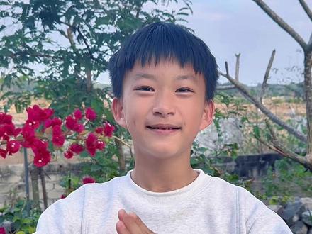 给大家拜年啦 给大家拜年必须强硬,祝大家马上有钱财运旺,马到成功万事顺,马不停蹄行好运,龙马精神岁岁安。策马扬鞭向美好,马踏祥云万事兴!#阳光的小男孩 #拜年啦新年快乐 #马年拜年祝福语 #马年祝福语