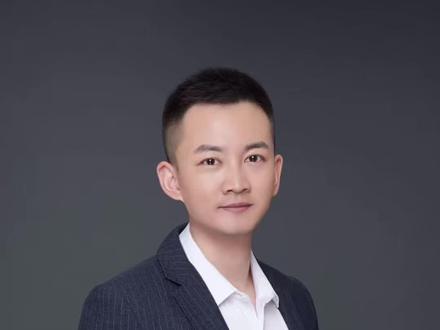 追觅俞浩:从煤油灯少年到百亿大佬,揭露四代致富伦理变迁 觅俞浩童年穷到极致:全家年收入仅2000多,全村通电唯独他家被排挤断电,常年煤油灯度日,一日三餐开水泡饭配腌黄瓜,母亲借50块钱走遍全村都无果。出身寒门受尽人情冷暖,却靠苦读凭物理奥赛保送清华航空航天专业,逆袭成百亿科技大佬。
纵观改革开放四十多年,中国三代人致富逻辑彻底改写:从靠胆子闯红利、靠人脉赚地产、靠风口做互联网,到如今AI硬核科技时代,拼学历、拼学识、拼硬核本事成主流。张一鸣、陈天石、梁文锋、杨植麟等顶尖富豪,全是学霸天花板。
从前致富靠运气和关系,如今普通人最公平的逆袭出路:好好读书,练就硬实力,用知识改写命运。
#俞浩逆袭 #知识改变命运 #寒门贵子 #时代致富逻辑