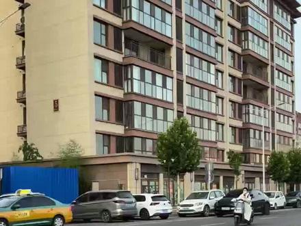 中国的婚嫁文化有很多的忌讳之处,咱们商水也是不例外,我们当地人觉得婚车非常的重要,所以也会跟咱们前一个视频提到的压床一样,让家里面年幼的小男孩到做到车上。
这个压车孩,必须是十岁以下的男孩,在接亲过程中,,手里面捧着南方家里面的准备的馒头,这个馒头的寓意就是生活圆满的意思。
然后这个小男孩要坐在婚车里面新娘的座位上,一般是车的右后方,等到了新娘家里面之后,女方需要派人拿着红包出来迎接,这个压车孩收到红包以后才会下车给新娘腾出来位置,同时把这个手里面的馒头交到女方家里面的人手里面。
新娘上车以后,压车孩就该换乘坐位置了,一般是换到副驾驶的位置,做到司机旁边,不过现在副驾驶不能让小孩子做了,属于违规行为,而且副驾驶现在都是新郎做,这个押车孩就到其他车上去坐了,后面做上新娘和伴娘或者送新娘去男方家的一个人。#说商水#商水县#商水烟火志