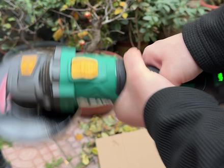 角磨机的正确使用方法!90%的人都用错了! #角磨机 #角磨机的使用方法 #角磨机切割片 #角磨机配件 #角磨机使用技巧
角磨机使用核心注意事项(10条关键要点)
1. 开机前检查:砂轮片无裂纹/破损、防护罩安装牢固、开关/电缆无故障,严禁用过期/不合格砂轮片。
2. 防护装备必备:戴防冲击护目镜(防飞溅物)、防尘口罩,穿紧身衣物,不戴普通手套(防卷入)。
3. 握持规范:双手呈三角状握稳机身+手柄,脚踩稳固,与工件保持安全距离(不小于10cm)。
4. 开机试运转:空载运行30秒,观察砂轮片无抖动、机器无异响,确认运转正常再作业。
5. 打磨/切割禁忌:不正对自己或他人,避开易燃易爆环境;打磨时砂轮片与工件夹角控制在15°-30°。
6. 更换砂轮片:用专用扳手操作,停机并切断电源;拧紧压板,确保锯片无松动(木齿锯片需匹配转速)。
7. 特殊场景要求:潮湿环境作业需做好绝缘防护,高空作业系好安全带,狭小空间留足散热/操作空间。
8. 禁止违规操作:不用砂轮片侧面打磨、不超负荷作业、不强行按压机器,避免砂轮片过载破裂。
9. 停机与存放:作业后先关电源,待砂轮片完全停止转动再放置;存放在干燥处,远离儿童。
10. 应急处理:若砂轮片破裂/机器卡滞,立即断电撤离;出现伤亡事故,第一时间就医并上报。