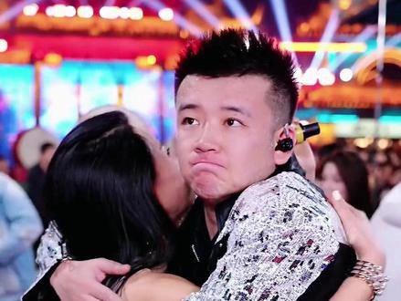 木森真情流露,眼泪都要下来了,现场拥抱感谢红豆画面太感人了......
#木森大舞台 #木森红豆 #木森直播回放#完美组合 #这就是爱的力量