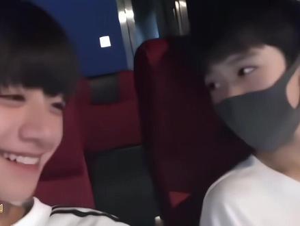 #朱志鑫#邓佳鑫#赵冠羽 赵冠羽守护着曾经三代的所有人,现在到朱朱守护三代所有人,所以阿志,你也会想念大哥吗,夹心,你是不是也想一直陪在哥哥们的身边呢