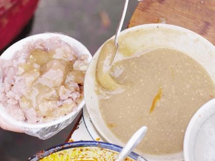 到天水,必吃呱呱!本地人从小吃到大的街头美味,你也能轻松爱上 天水呱呱是甘肃省天水市传统风味小吃,享有“秦州第一美食”之称,以荞麦淀粉为主料制作而成,具有香、辣、绵、软的口感特征。其历史可追溯至西汉末年,传说为隗嚣宫廷御食,经御厨传入民间。#呱呱 #天水呱呱 #天水美食 #舌尖上的美食
#凉粉 舌尖上的中国 舌尖中国 白吉馍