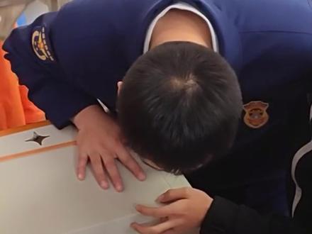 学生手指被卡金属讲台小孔中,消防员细心救援成功取出!
