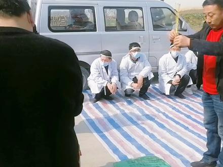 隔壁叔三周年~兄弟代表“乡党”行大礼祭拜🙏🏻🙏🏻🙏🏻