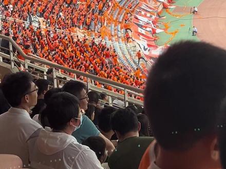 #足球的魅力远远超过你的想象 #山东泰山2比0大连人 东看台球迷是过去的北看台青年!上岁数了喊不动了!!!