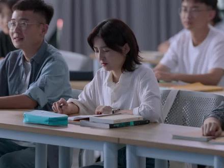 #天才基本法 看在裴之的面子上,王老师让朝夕进入了考研高级班,本以为是个“麻瓜“的朝夕却上课第一天就凭实力惊艳了所有人……