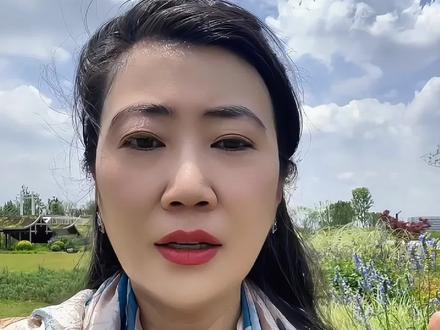 😱救命!现在的考试怎么越来越难了?
✍️最近,成都会考历史题难度引发热议,深圳小学数学期末卷也曾因难度冲上热搜。现在的考题阅读量大、跨学科内容多,灵活性高,不少家长和同学都感到有些吃力。
🚩对于考试变难,大家看法不一。有人担心这会让孩子压力过大,需要超前学习;也有人认为,这其实是在考查大家对知识的灵活运用能力。究其原因,主要是教育理念发生了变化。如今课程标准提高,课本知识在广度和深度上都有拓展,教育更注重培养高阶思维,题目开放性更强。同时,升学竞争激烈,为选拔人才,考试难度也随之提升。
❓面对考试越来越难的情况,您认为是什么原因呢?欢迎在评论区分享讨论~💬
#成都家长 #成都会考 #初升高 #成都升学 #成都中考