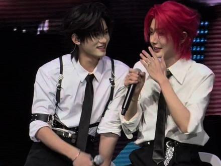 “嘉辉骑马”~云旗又要想起他痛失艺名这件事了,哈哈太逗了#云旗 #郝熠然 #演唱会 #游戏 #安利