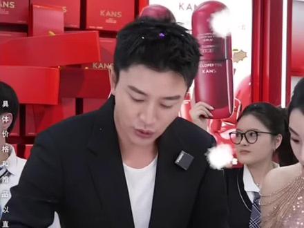 亮哥把价格打下来了,可这产品你还敢上脸吗?
为啥品牌宁愿把70%的预算砸给明星网红,不肯多花一分钱在料体上?
消费者认明星、认网红,不认成分和配方,劣币驱逐良币的恶性竞争里,我们这些想做好产品的人,拿什么去跟天价坑位费,50-70%高佣金竞争,正是因为大家太迷信明星带货,才让踏踏实实做产品的人无路可走!
醒醒吧!脸是自己的,别为别人的广告费买单!