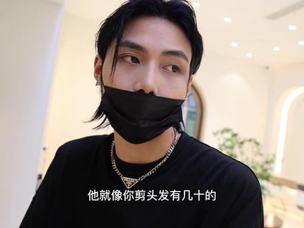 据说重庆有个理发师@刘海王子🤴🤴🤴 理发要一个月工资,还要提前一个月预约是真的吗。