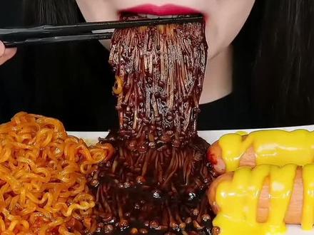 #小猪佩奇 #美食声控吃东西 #声控吃东西讲故事 #太好吃了 #咀嚼音 @抖音热点 @抖音创作小助手 @抖音小助手