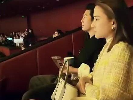 窦骁估计是永远不会离婚的。
并不是他和何超莲两个人钱财牵扯得多,而是今年37岁的窦骁,
被何超莲用心捧着,也给足了他体面。
先说日常相处,很多人都觉得豪门千金肯定强势,但何超莲自己说过,她在家基本不发脾气,反倒是窦骁更爱闹点小情绪。
俩人在家玩闹,窦骁力气大不小心弄疼她,她让他道歉,窦骁还嘴硬不肯认,俩人拌几句嘴也就过去了,她从来不会揪着不放。
更难得的是她在事业上的支持。之前何超莲姐姐离世,外界都盯着窦骁有没有到场,可那会儿他在剧组赶戏,根本抽不开身。换做很多人可能早就闹脾气了,可何超莲一点没怪他,从头到尾都体谅他拍戏的身不由己,一句抱怨都没有。
一边包容他的小性子,一边撑着他的事业,不拿身份压人,也不要求他讨好自己。这种互相给台阶,互相体谅的感情,比靠钱绑着的婚姻,稳太多了。#窦骁