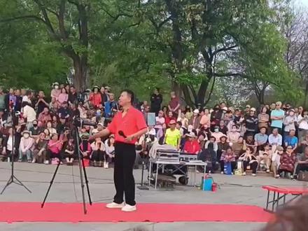 魏广德这一首首带着军人家国情怀的歌,开口就是刻在骨血里的滚烫信仰,每一句都唱进民众的心里。听着都觉得热血翻涌,这就是中国人刻在骨子里的家国担当,向每一位保家卫国的军人致敬。