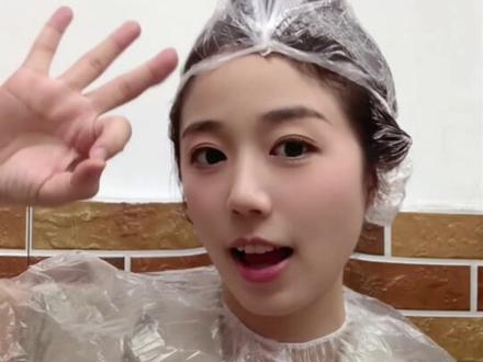 染发不是为了过年美,而是每天都要美美的! 暖棕色带来的秋冬氛围感,谁懂啊!!!搭配冬天的衣服也不会显得沉闷~#染序染发膏 #染序慵懒奶咖 #栗棕色 #焦糖咖啡色 #显白发色