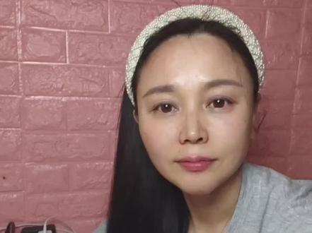 当关掉美颜滤镜,直面原相机里的自己 #80后的你现在过得还好吗 #前奏一响拾起多少人的回忆
每天开着美颜开播,总以为自己还年轻,总以为自己还是当年那个20岁的女孩,当关掉了美颜滤镜,我的青春已经不在了,眼皮松弛了,眼角爬了细纹,法令纹,颈纹也悄悄显现,还有遮不住的黑眼圈和白头发,说实话我也会焦虑,也会迷茫,常常一个人发呆,满脑子都是以后的路该怎么走,我已经很努力很认真的在生活了.我没有偷懒,没有放弃,只是在岁月面前,偶尔也会心疼一下自己。原来变老这件事,从来都不会跟我们打招呼。可即便如此,我还是想好好走下去,慢慢走,好好活……#愿我们越来越好