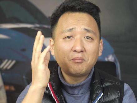 霸道也被逼降价了,时代真的变了! 普拉多——曾经加价等车、开三年还能原价卖的“理财神车”,如今官方直降5万,全年销量却连22000台都没突破。是车不好了吗?还是这个江湖,已经换了规则?
仔细看,降价背后其实藏着套路:TXL版号称官降5万,可去年底市场早就暗降7万,如今实际等于涨了2万。销量说明一切:最好的月份都卖不到2500台。不是大家不爱越野了,是消费者的算盘,比厂家的定价器更清醒。
更扎心的是行情对比:
2024年第一批车主,落地57万+
2025年下半年,落地47万+
现在官方价看似降了,实际仍高于去年真实成交价
就连很多越野迷钟爱的2.8T柴油进口版,也从近70万跌到了50万边缘。但真别急着冲——柴油车不适合短途代步,除非你一年能跑5万公里以上,否则养护问题够头疼。
如果你真喜欢普拉多,不妨再等等:
清完2024款库存,价格可能还有空间
2.4T混动版如果全款落地能到45万内,才值得认真考虑
车还是好车,但市场已经不再是那个市场。当硬派越野的光环,遇上新能源的舒适、智能与性价比,很多人的选择,早已默默转向。
记住,别为情怀过度买单。让价格再飞一会儿——等等党,终会胜利。